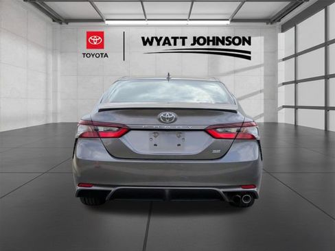 Used 2023 Toyota Camry SE image 3