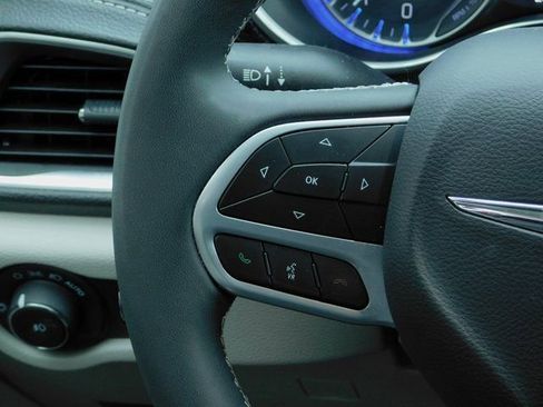 Used 2024 Chrysler Pacifica Limited image 6