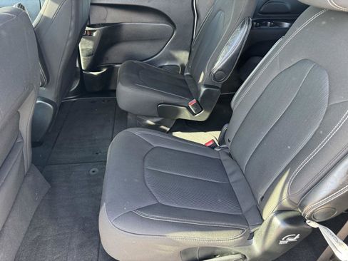 Used 2024 Chrysler Pacifica Touring image 12