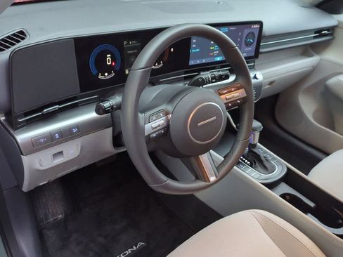 Used 2025 Hyundai Kona SEL image 2