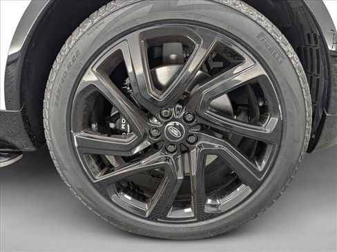 Used 2025 Land Rover Discovery Metropolitan Edition image 21