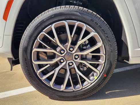 New 2026 Jeep Grand Cherokee L Summit image 12