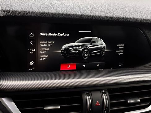 Used 2024 Alfa Romeo Stelvio Veloce image 11