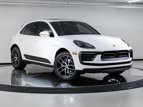 Certified 2023 Porsche Macan image 9