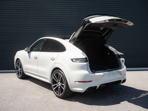 Certified 2025 Porsche Cayenne GTS AWD/4WD image 34