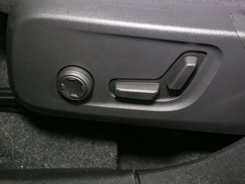 Used 2025 Volvo XC40 B5 Core image 38