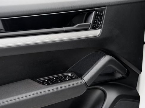 Used 2025 Porsche Cayenne image 8