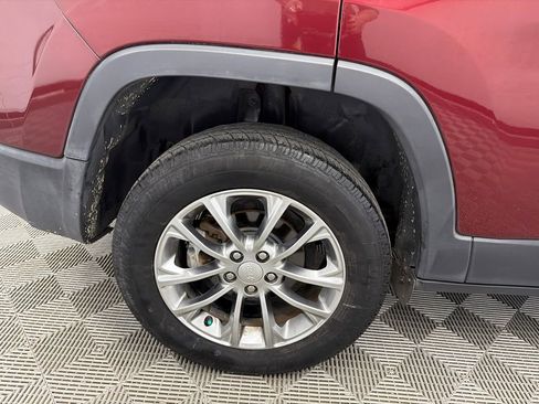 Used 2019 Jeep Cherokee Latitude Plus w/ Comfort/Convenience Group FWD image 18