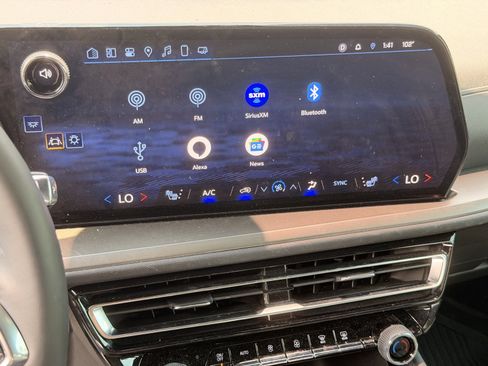 Used 2025 Chevrolet Traverse LT w/ LPO, Floor Liner Package FWD image 16