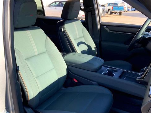 Certified 2025 GMC Acadia AT4 image 9