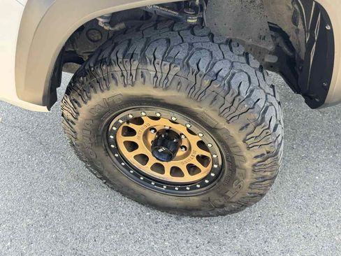 Used 2016 Toyota Tacoma TRD Off-Road AWD/4WD image 37