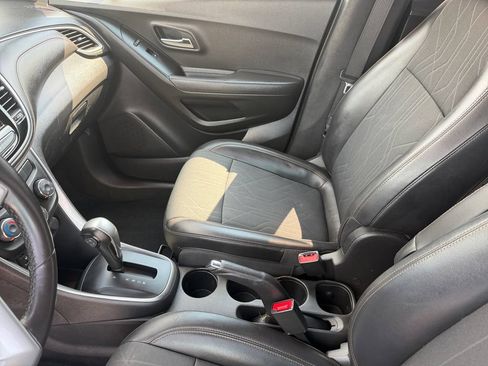 Used 2019 Chevrolet Trax LT w/ LT Convenience Package FWD image 12