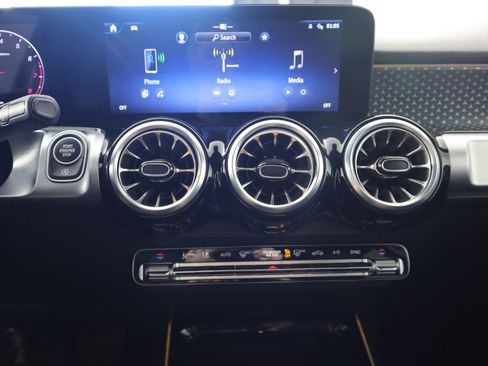Used 2025 Mercedes-Benz GLB 250 4MATIC image 20