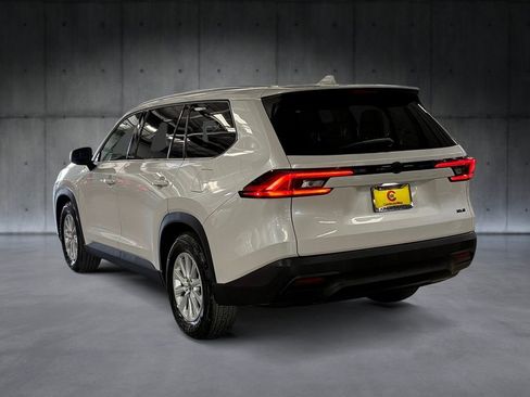 Used 2024 Toyota Grand Highlander XLE image 3