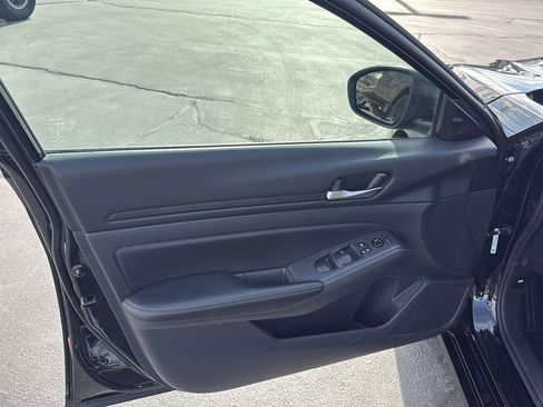 Used 2025 Nissan Altima 2.5 SV image 10