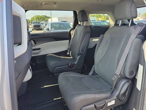 Used 2022 Kia Carnival LX FWD image 16
