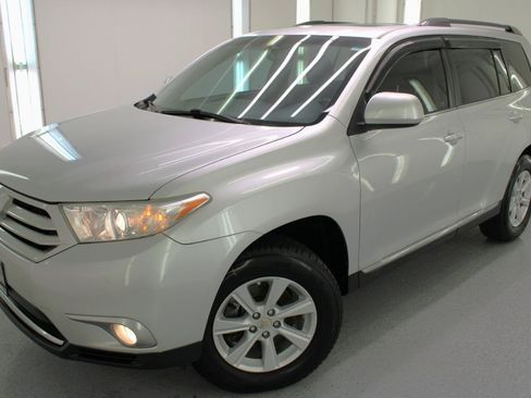 Used 2011 Toyota Highlander SE w/ Tow Pkg FWD image 28