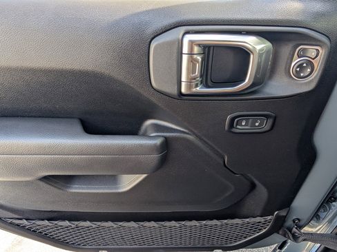 Used 2025 Jeep Wrangler Willys image 38