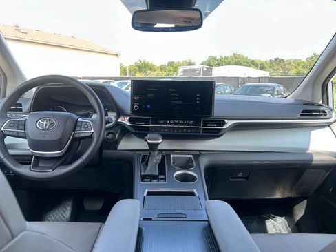 Used 2025 Toyota Sienna XLE FWD image 32