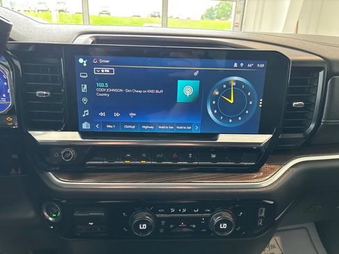 Used 2022 Chevrolet Silverado 1500 LT w/ Convenience Package II AWD/4WD image 11