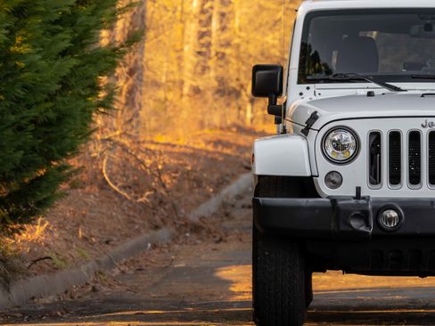 Used 2017 Jeep Wrangler Unlimited Sahara w/ Connectivity Group image 37