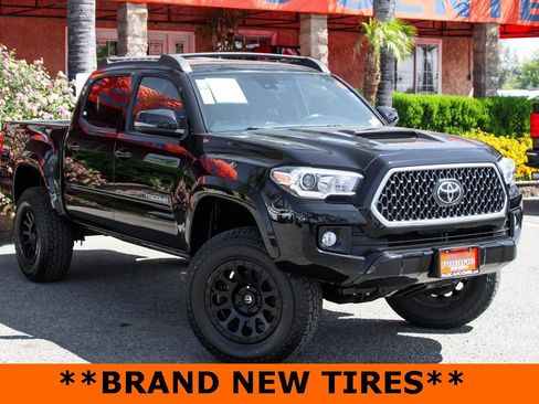 Used 2019 Toyota Tacoma TRD Sport image 2