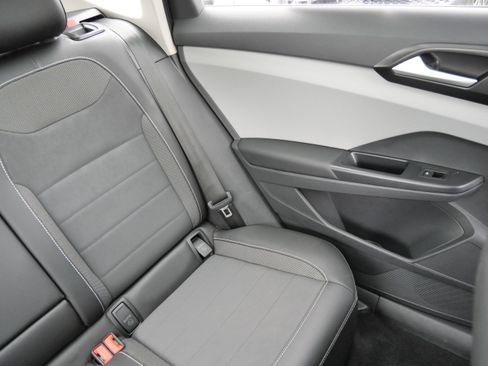 Certified 2023 Volkswagen Taos SE w/ Panoramic Sunroof Package image 14