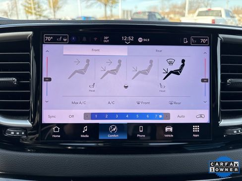 Used 2025 Chrysler Pacifica Select image 4