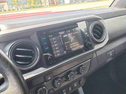 Used 2019 Toyota Tacoma TRD Sport AWD/4WD image 25