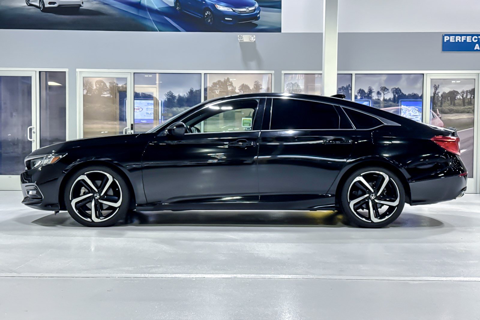 Used 2019 Honda Accord Sport image 2