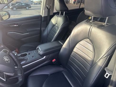 Used 2022 Toyota Highlander XLE image 7