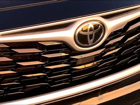 Used 2022 Toyota Highlander XLE FWD image 29