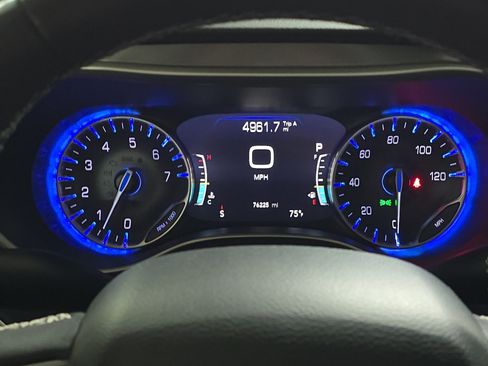 Used 2023 Chrysler Pacifica Touring-L FWD image 29
