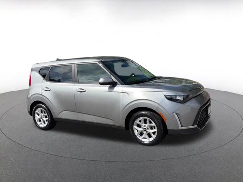 Used 2025 Kia Soul LX w/ LX Technology Package FWD image 2