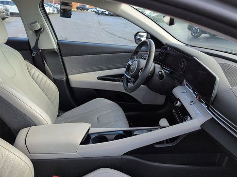 Used 2023 Hyundai Elantra Limited FWD image 7