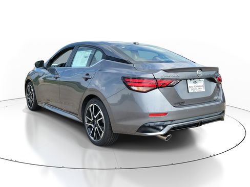 Used 2025 Nissan Sentra SR w/ SR Premium Package image 3