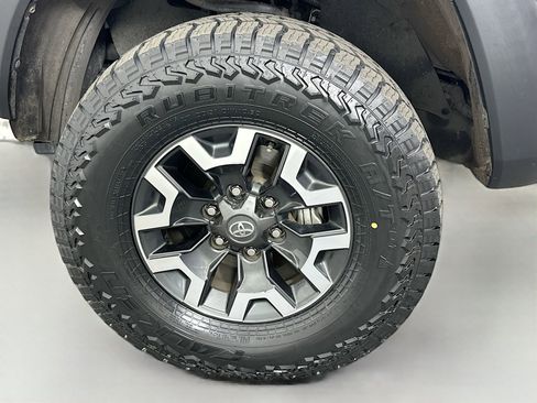 Used 2022 Toyota Tacoma TRD Off-Road AWD/4WD image 29