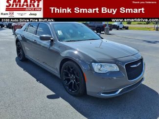 Used 2018 Chrysler 300 Touring L image 1
