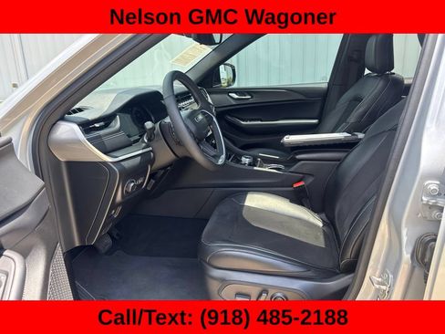 Used 2024 Jeep Grand Cherokee L Altitude AWD/4WD image 9