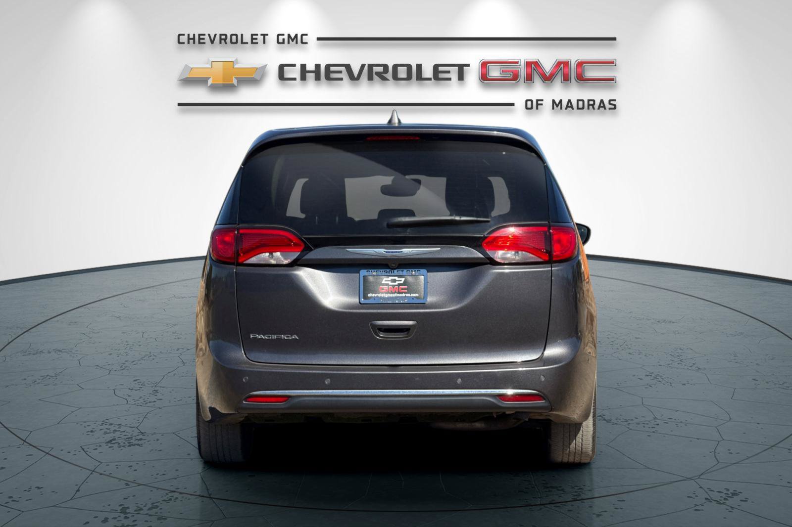 Used 2019 Chrysler Pacifica Touring Plus w/ Advanced Safetytec Group FWD image 4