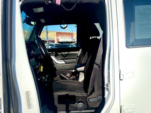 Used 2016 Jeep Wrangler Unlimited Sahara image 20