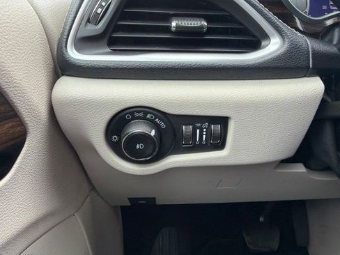 Used 2023 Chrysler Pacifica Limited FWD image 29