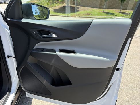 Used 2023 Chevrolet Equinox LS FWD image 14