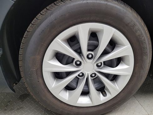 Used 2017 Toyota Camry LE FWD image 31