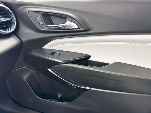 Used 2025 Chevrolet Trax LT FWD image 29