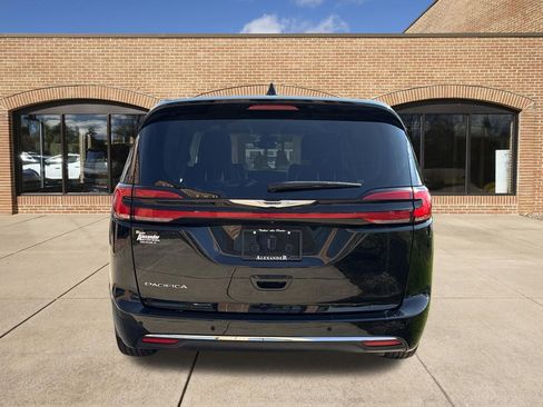 Used 2024 Chrysler Pacifica Touring-L FWD image 8