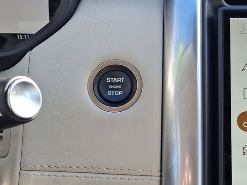 Used 2025 Land Rover Discovery S image 21