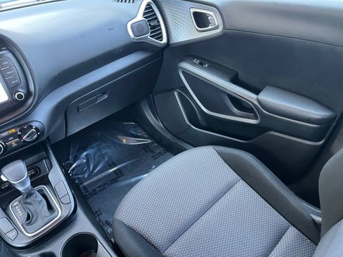 Used 2025 Kia Soul LX w/ LX Technology Package FWD image 39