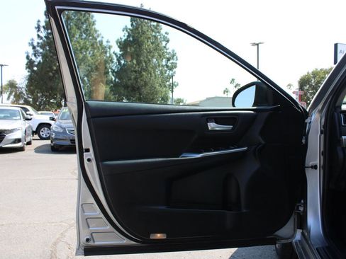 Used 2015 Toyota Camry SE FWD image 7
