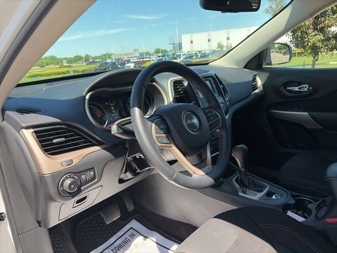 Used 2017 Jeep Cherokee Latitude w/ Cold Weather Group AWD/4WD image 45